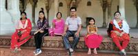 Indische Familie beim Besuch im roten Fort in Agra