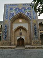 Rund um Labi Hauz, Eingangsportal der Devon-Begi-Medrese, Buchara