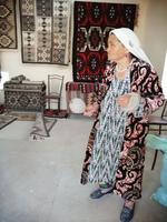 Besuch einer usbekischen Großfamilie auf dem Weg nach Samarkand