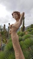 Statue im exotischen Garten in Eze Village