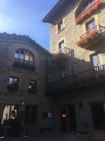 Steinhäuser mit hübscher Bepflanzung