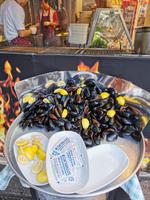 Midye dolmasi, gefüllte Muscheln auf dem Markt in Üsküdar