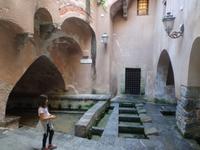 Cefalu: mittelalterlicher Brunnen,der als Wäscherei diente
