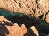 Glasklares Wasser zwischen den Felsen