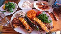 Gutes türkisches Essen, Salat, Joghurt, Ezme, Bulgur und Fleischspieß