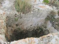 155_Wanderung durchs Mistra-Tal_frühsteinzeitliches Grab