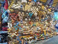 Das erfreut das Besucherherz, bunte Lampen auf dem gedeckten Basar