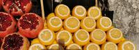Wieder ein Stand, der Orangen- und Granatapfelsaft frisch preßt