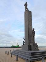 Ostenede, Hafeneinfahrt mit Kriegerdenkmal