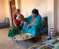 0121 Teezeremonie Berberfamilie