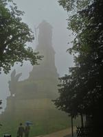 79 NW- Denkmal im Wolkenmantel