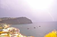 In den Nachtstunden toben heftige Gewitter über dem Golf von Neapel - Jupiter (Zeus) ist wütend