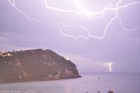 In den Nachtstunden toben heftige Gewitter über dem Golf von Neapel - Jupiter (Zeus) ist wütend