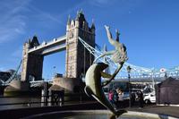097 London,  Tower Bridge und Delphin-Brunnen