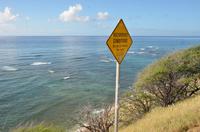 Surfer in der Ferne an den Stränden von Oahu