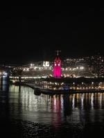 Aloha-Tower am Abend in Honolulu