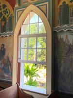 farbenfrohe Wandmalereien in der Kirche