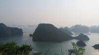 Erklimmen des Berges auf der Ti Top Insel für eine einzigartige Aussicht, Ha Long Bucht