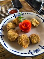 frittierte Aubergine mit Fisch-Zwiebel-Pilzfüllung