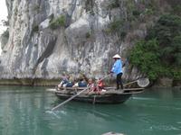 per Ruderboot unterwegs zur Tag- und Nachthöhle
