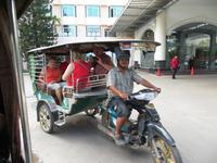 per Tuk Tuk zum Museum