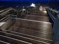 Moderner Treppenabgang hinunter zum Strand von Wenningstedt.