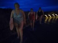 Kunst in Wenningstedt: Damen auf dem Weg zum Strand.