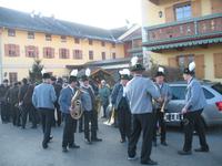 Böllerchießen vor dem Happpinger Hof