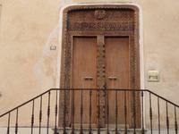 alte Holztür in Saint-Tropez