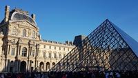 Le Louvre mit Pyramide