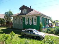 Ein russisches Wohnhaus am Straßenrand
