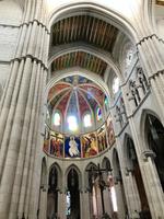 Meterhohe Steinsäulen in der Kathedrale Almudena 