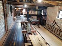 während der Führung durch die Windmühle, im Sägewerk