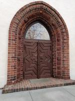 Stadtführung durch Lübben, Paul-Gerhardt-Kirche, das Hauptportal aus Ilse-Klinkern mit figuralen Schmuckelementen