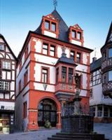 Rathaus in Bernkastel Kues am Markt, davor der historische Marktbrunnen