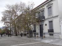 Beeindruckende Häuserfassaden auf dem Weg zum Akropolis-Museum