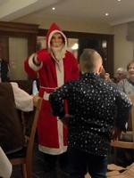DerWeihnachtsmann kommt im Hotel 