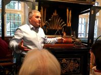 Elztalmuseum: Cedric erklärt die wundervollen Musikorgeln.