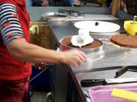 Eine Schwarzwälder Kirschtorte entsteht 