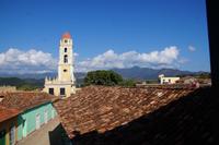 Franziskanerkloster und Sierra de Escambray im Hintergrund 