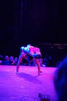 Zwei Körper werden von zwei Armen getragen