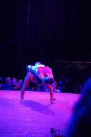 Zwei Körper werden von zwei Armen getragen