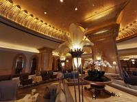Diese gemütliche Sofalandschaft wartet schon auf uns, Emirates Palace