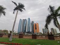 Blick vom Emirates Palace Hotel aus auf die Skyline von Abu Dhabi