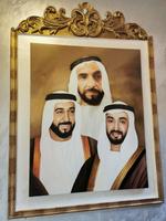 Seine Hoheiten, oben Sheikh Zayed (bereits verstorben), links Nahyan (aktuell im Amt) und rechts der Kronprinz