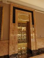 Selbstverständlich sind auch die Fahrstühle mit Gold verziert