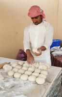 Im Camp wird das Brot von Hand geknetet und frisch gebacken, Wüstencamp bei Dubai