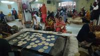 Naanbrot entsteht im Sikh-Tempel Delhi