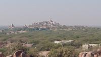 Blick vom Fort Khejarla zum nahen Tempel