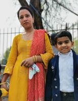 Eine Inderin mit ihrem Sohn, Qutub Minar, Delhi